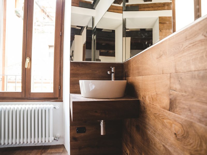 BAGNO NEI TONI CALDI DEL LEGNO