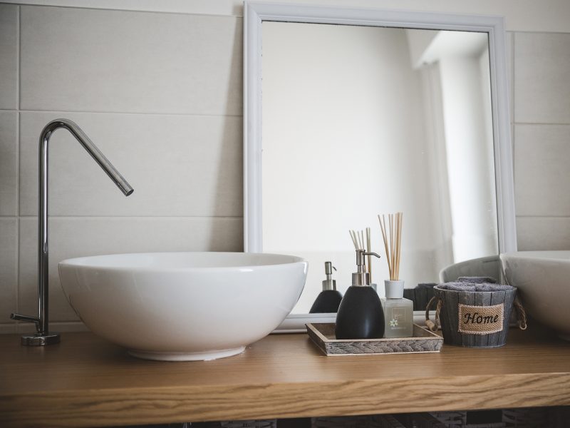 BAGNO CON DETTAGLI IN LEGNO